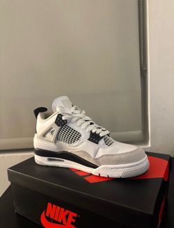 Air Jordan 4 Retro “Military Black.”