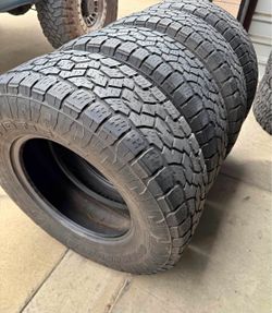 305/55/20 Toyo Tires con 70% de vida las 4
