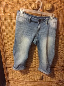 Size 7 light wash capris / shorts