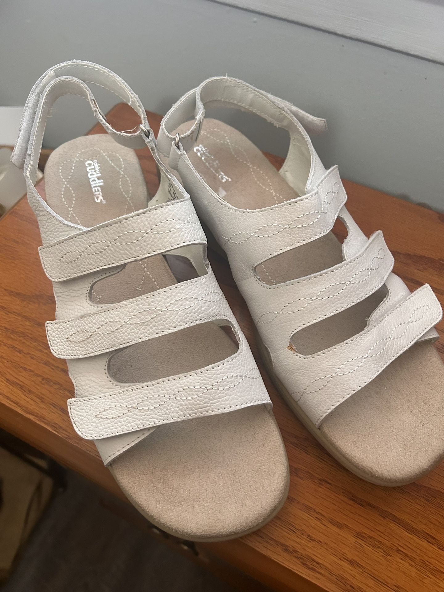 New No Box. 11 W White Strappy Sandals Cuddles