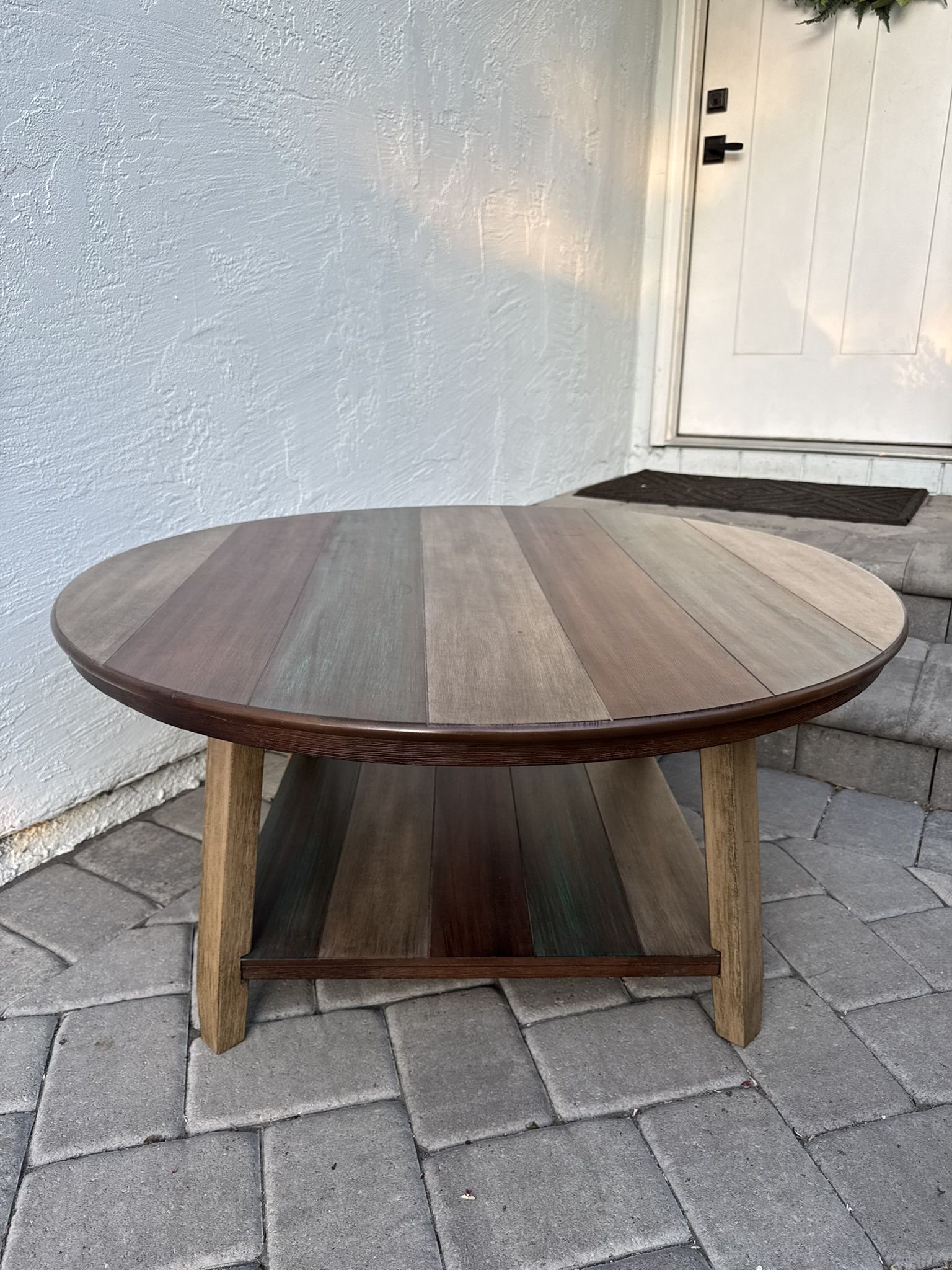 Like New Ashley Furnitures Matching Coffee Table And 2 Side Tables