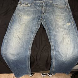 TRUE RELIGION JEANS (4 Pairs, Sizes Below And Pricing Below⬇️⬇️)