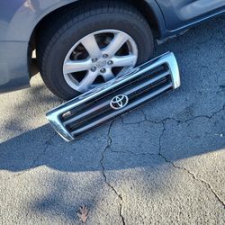 TOYOTA GRILL ( Great Condition ) Only 1