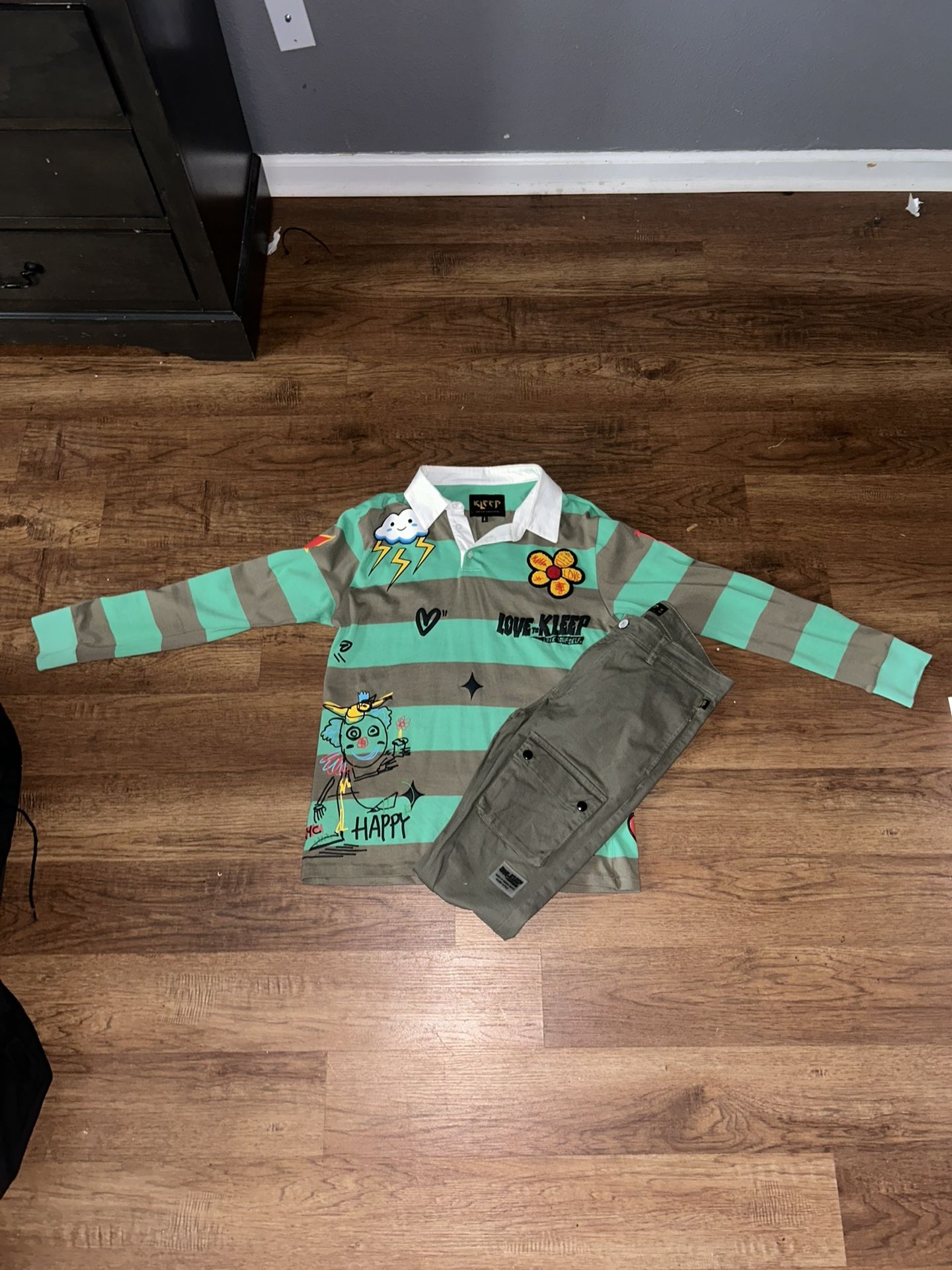 Graphic Sweat Shirt & Stacked Jeans