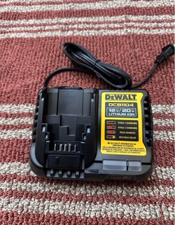 Charger Dewalt DCB1104