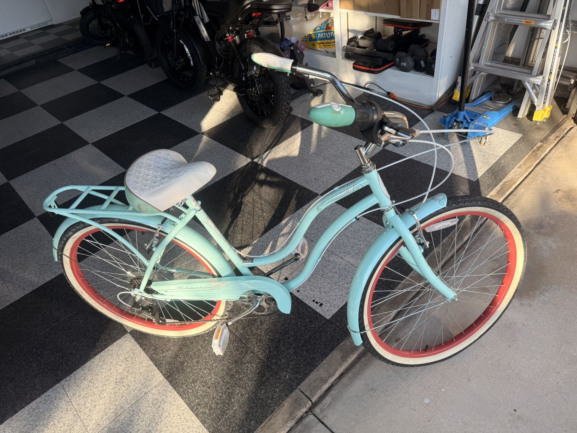 Schwinn Woman’s Beach Cruiser 