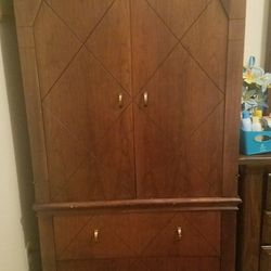 Armoire/ w TV included