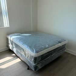 Queen mattress pillow top set with box spring (2pc - new) 