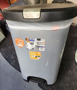 Hefty Select Lockable Step-On Trash Can 12.78 Gal-Glendale 91203