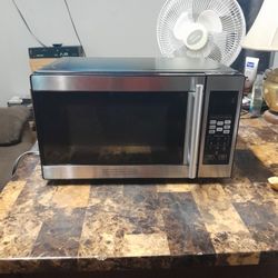 Small Black And Decker Microwave.   Works Great.    $25 