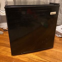 Mini Fridge “Magic Chef”
