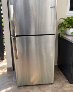 Frigidaire Fridge 30 Inch . Precio Incluye Delivery