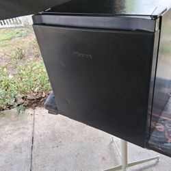 Hisense 1.6 Cu Ft  Mini Feidge With Freezer