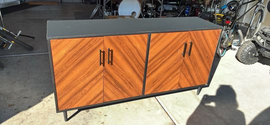 Entertainment center