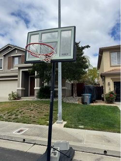 Lifetime adjustable hoop good condition