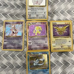 5 Pokémon Cards. 