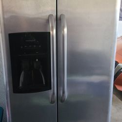 Frigidaire Side By Side Freezer And Fridge 22.6 Cu Ft. 