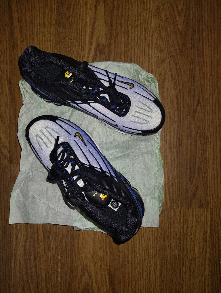 Nike Air Max *Bonus Gifts* Are Available With The Purchase Of The Shoes