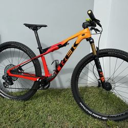🚵‍♂️🚀 Trek Supercaliber – Size S – Full Carbon Race Build  Top-tier XC race machine, super lightweight, ultra fast, and dialed with premium componen