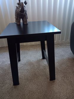 Set of 2 end tables