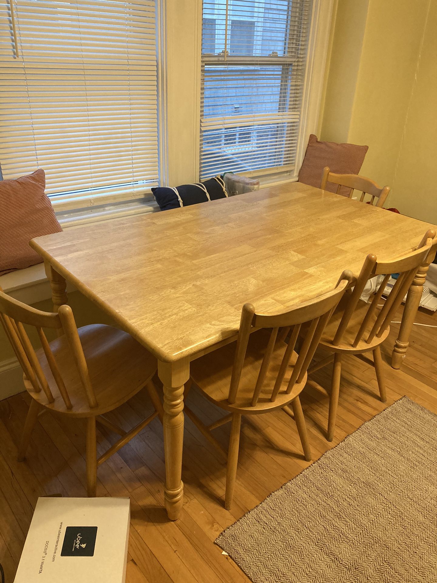 Kitchen table with 4 chairs - great quality