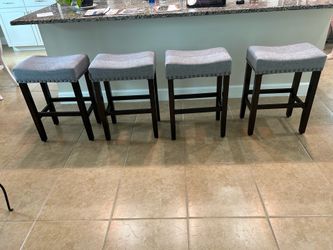 Nice barstools serving 4
