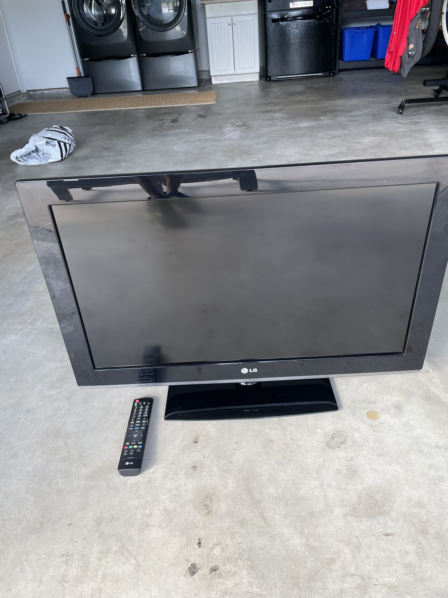 32” LG TV
