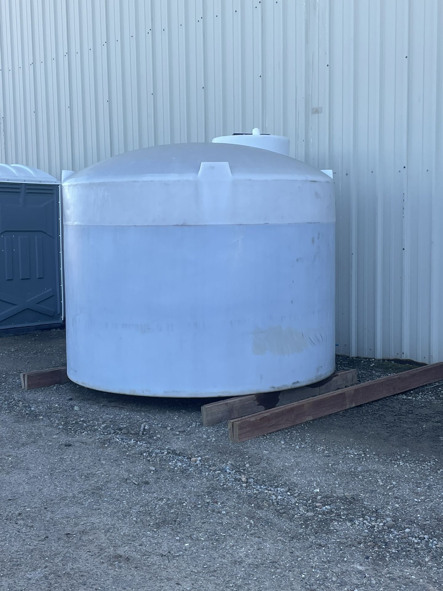 2000 Gal Fertilizer / Water Tank