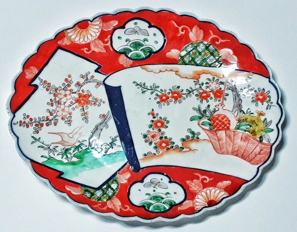 Antique Japanese imari 12x9.75" porcelain platter w scalloped rim Chinese export