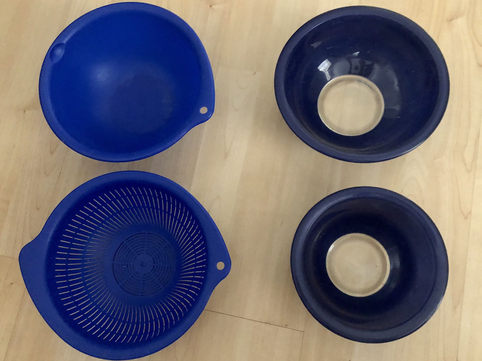 4pc Blue Kitchen Set- Pyrex mixing bowls and plastic strainer bowl