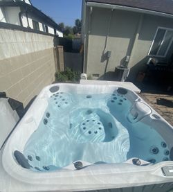 2024 Near New Jacuzzi J-200 Hot Tub Low Hours - Los Angeles, CA