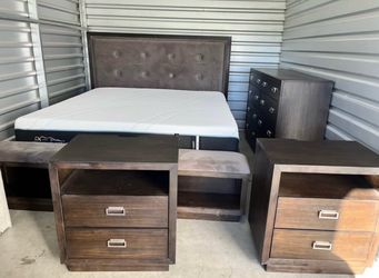 Beautiful king Bedroom set, 2x nightstands and dresser