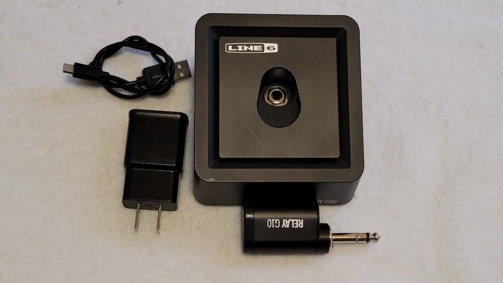 LINE 6 RELAY G10 DIGITAL WIRELESS GUITAR SYSTEM IN BLACK COLOR.