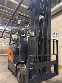 CLARK forklift for sale 5500 lb,3 stage
