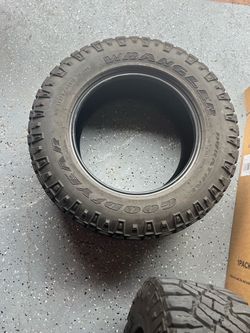 2 Wrangler Duratrac rires 275-R18-LT