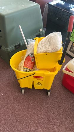 Mop Bucket W/ New Mop Heads! $25.00