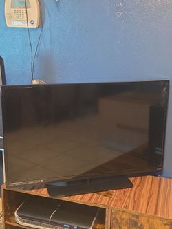 A Vizio TV and an LG.   Una televisión vizio y una LG