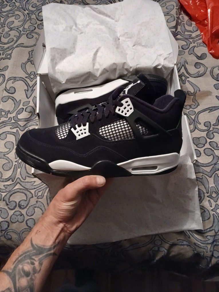 Jordan 4 White Thunder   SIZE 13M
