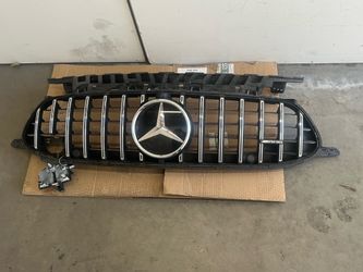 2019-2023 W290  AMG GT63 MERCEDES BENZ GRILLE ASSEMBLY WITH CAMARA AND CENTER RADAR COVER EMBLEM NICE CONDITION