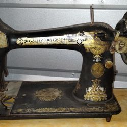 Singer Sewing Machine, Great old time look, Just like grandma used, sewing machine only sold as is

