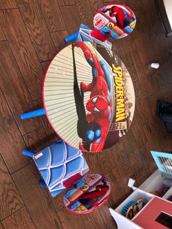 Spider-Man table with two chairs