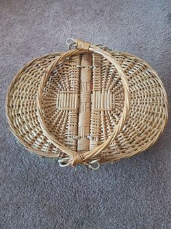 Picnic basket with handles