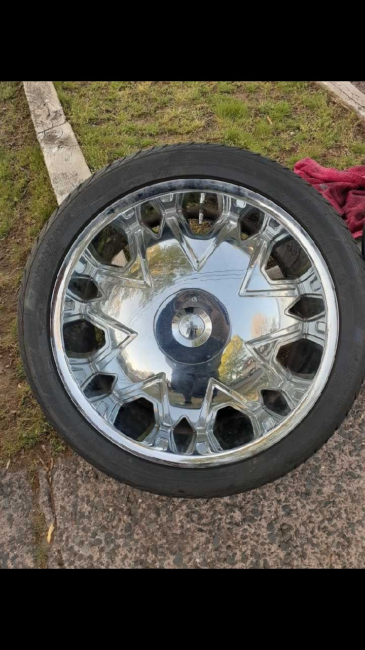 chrome rims and 22 rims all 4 tiers chrom rims SUV for sale $800 if interested call or text 8608061435apnd 20s chrome rims