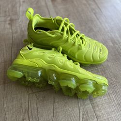 nike vapormax plus volt
