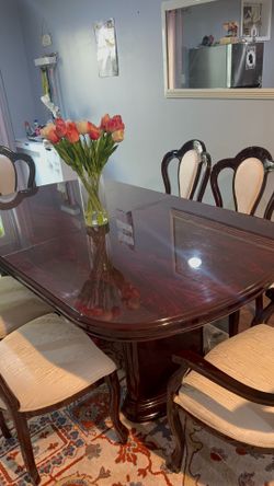expandable dinning table and 6 chairs