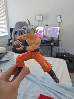 Goku Ultra Instinct Figure