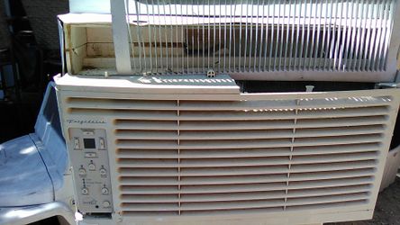 Wall window AC Frigidaire 6000 BTU blows cold register up top was missing