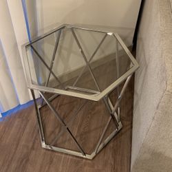 2 End Tables Like New 
