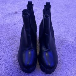 Black heal boots