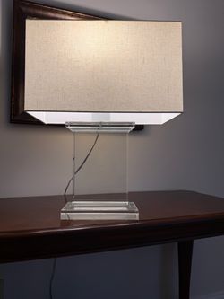 Crystal's transparent table lamp